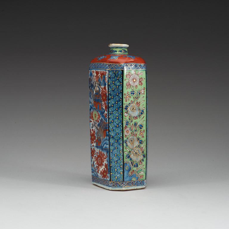 An clobbered bottle, Qing dynasty, Kangxi (1662-1722).