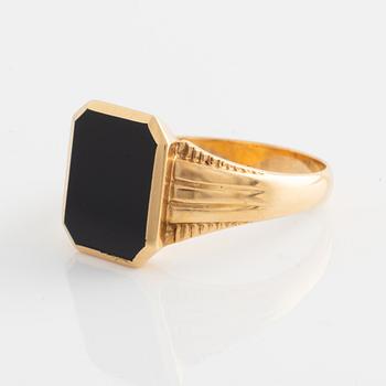 Ring, 18K gold with flat cut onyx.