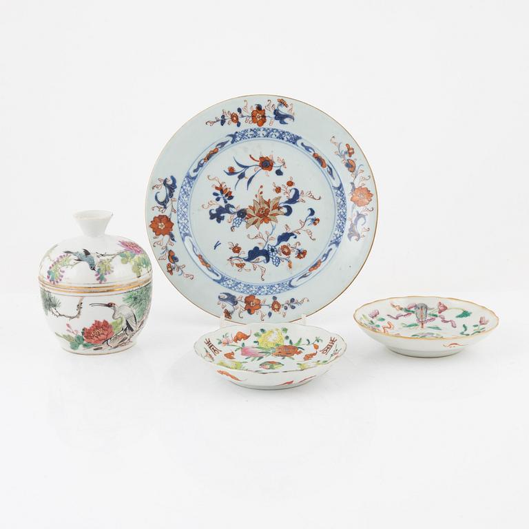Burk med lock samt två små fat och en tallrik, porslin, Kina, bland annat 1700-tal.