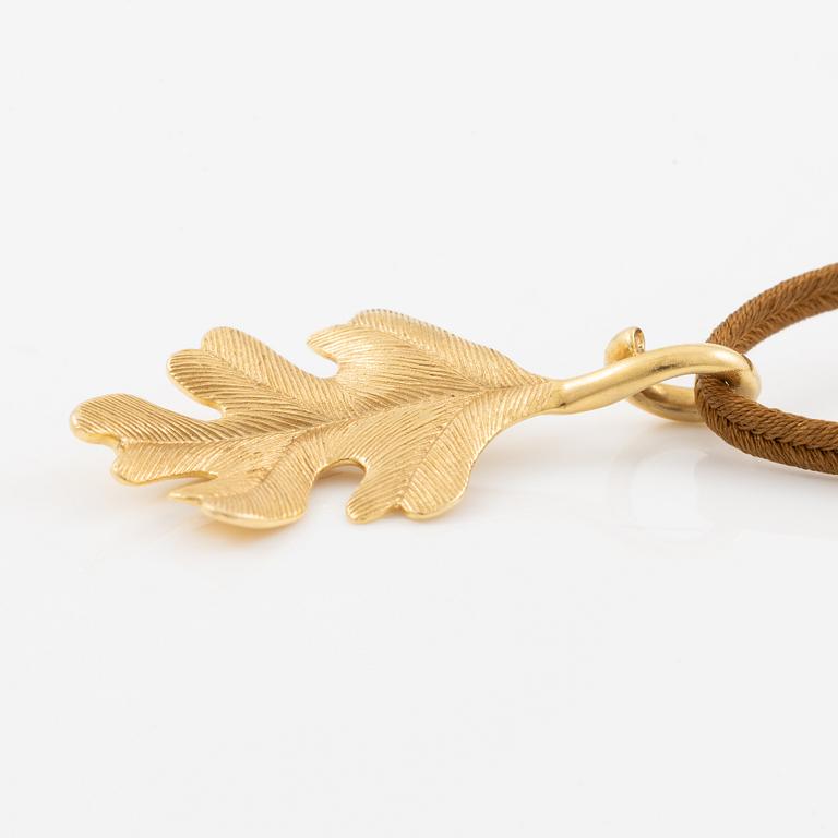 Ole Lynggaard, Charlotte Lynggaard, pendant, 18K gold, in the shape of an oak leaf.