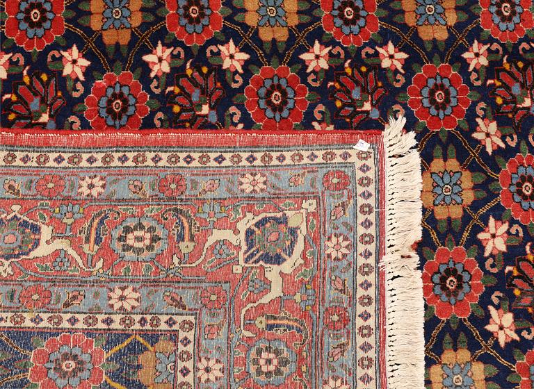 A semi-antique Varamin carpet, approx. 327 x 216 cm.
