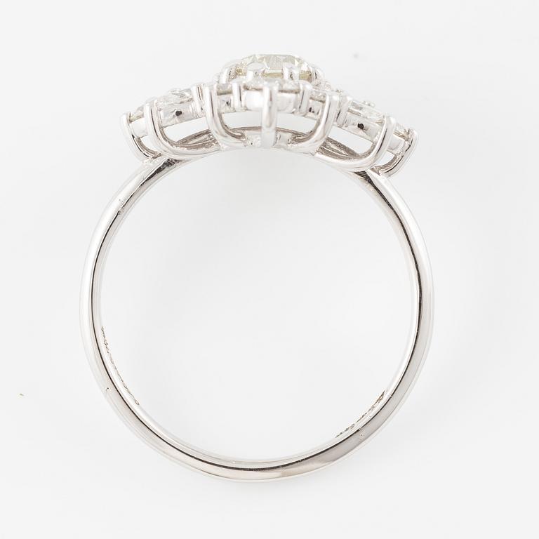 Ring 14K vitguld med briljantslipade diamanter.