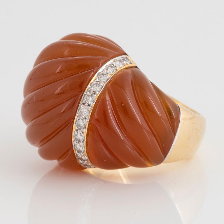 Ring 18K guld med agat och runda briljantslipade diamanter.