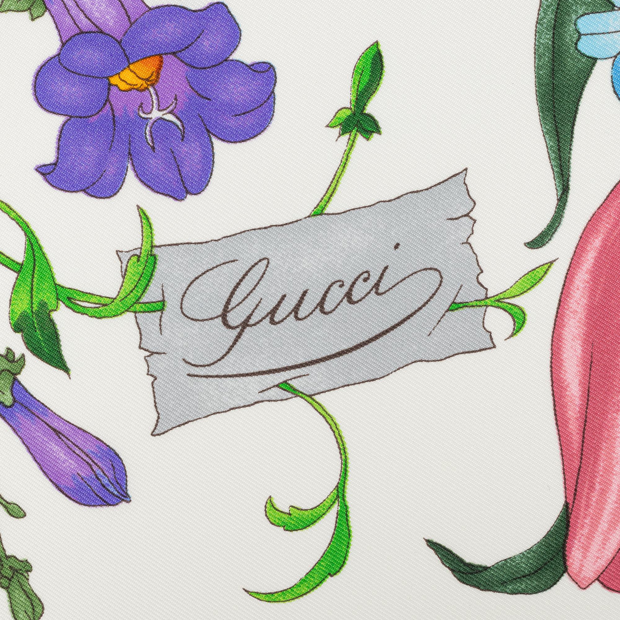 Gucci, a 'Flora' twill silk scarf.