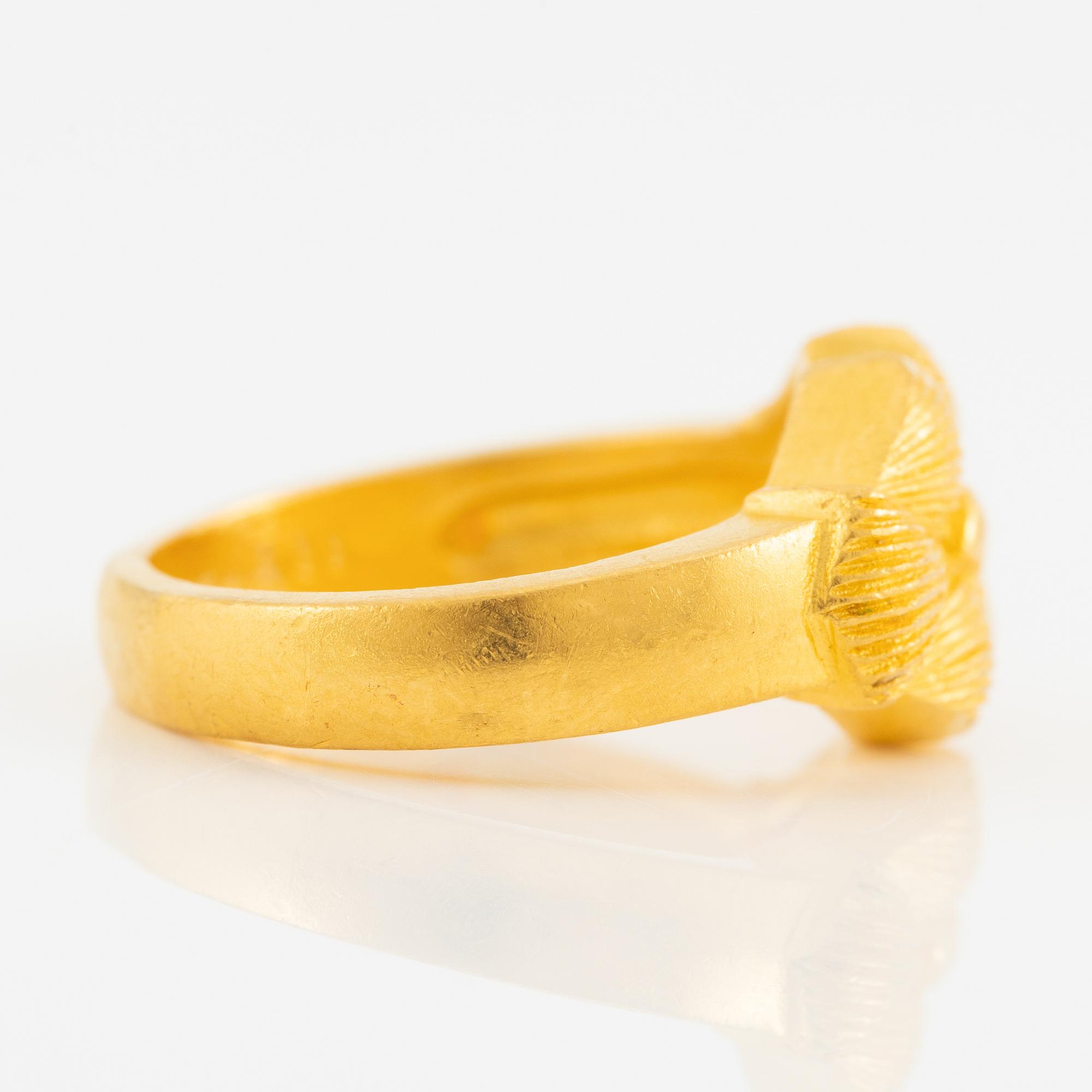 Garnityr av guldsmycken, en collier (14K), ett armband (18K), ett par örhängen (14K) och en ring (14K).