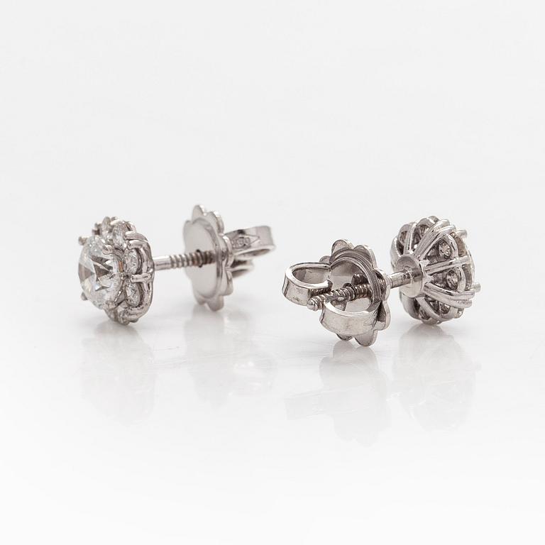 Earrings in 18K white gold set with brilliant-cut diamonds.