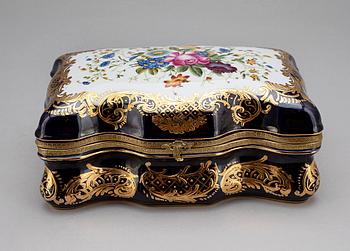 SKRIN, porslin, rokokostil, Sevresliknande märke, omkring 1800/1900.