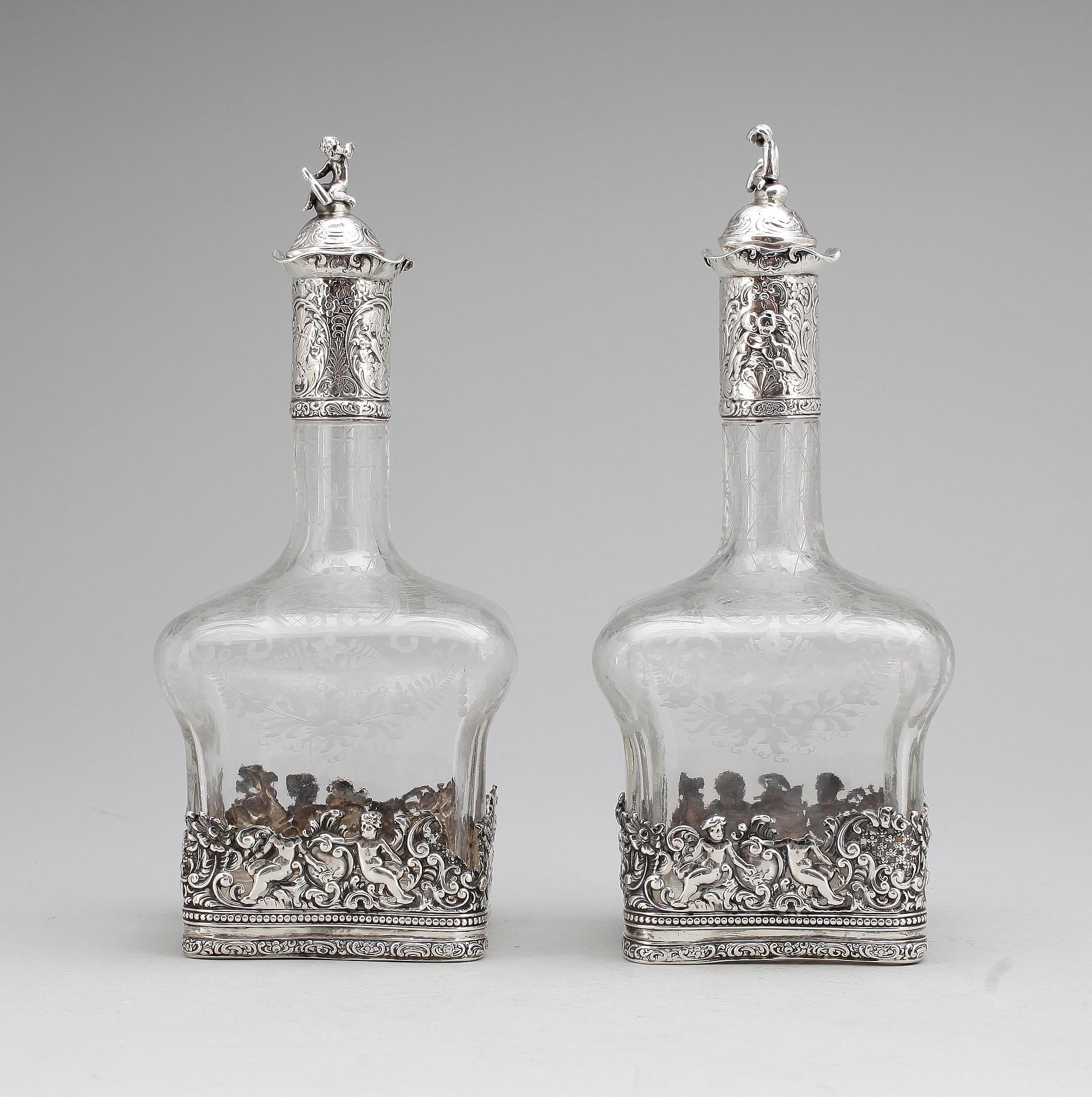 KARAFFER, ett par, glas samt sterlingsilver, trol Glasgow, Skottland, tidigt 1900-tal.