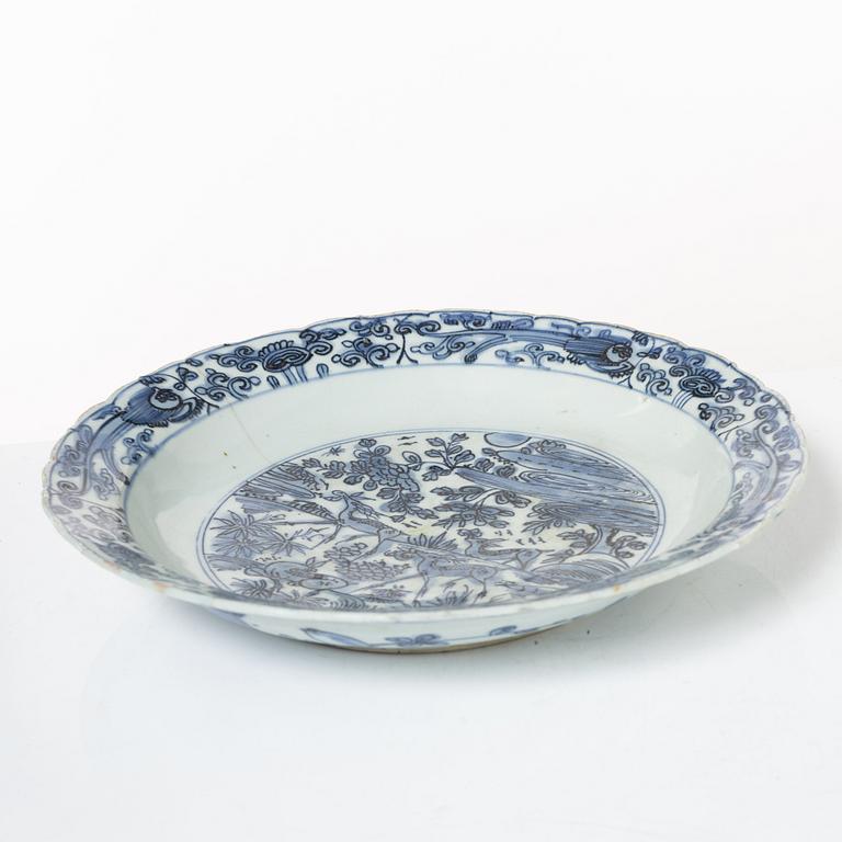 A Chinese blue and white porcelain dish, Ming dynasty, Wanli (1572-1620).