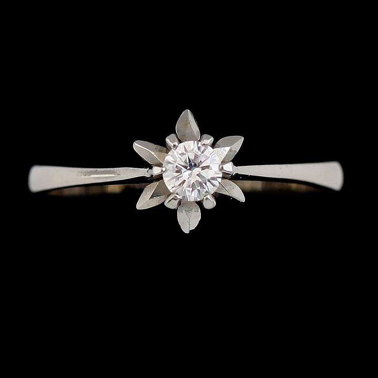 RING, 18 k vitguld med briljantslipad diamant 0.20 ct enligt gravyr. Total vikt ca 2 gram.