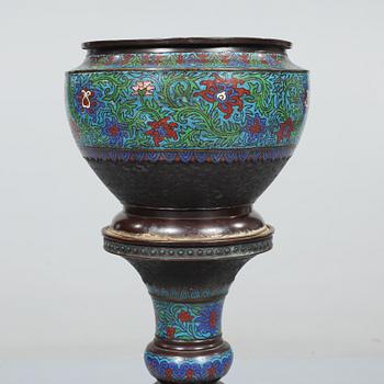 PIEDESTAL samt YTTERFODER, cloisonné, orientalisk, 1900-tal.