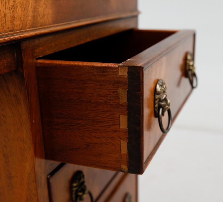 SKRIVPULPET, s k davenport, England, 1900-talets andra hälft.