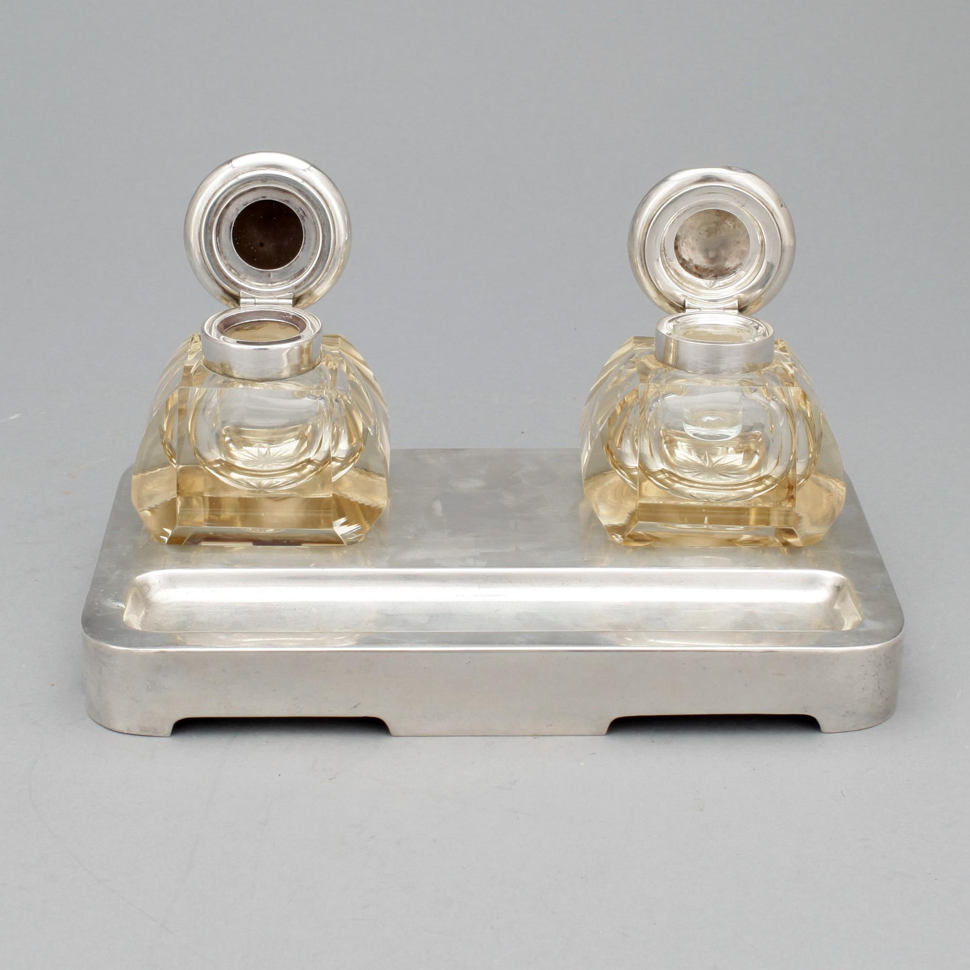 SKRIVSTÄLL, 3 delar, silver samt glas, svenska importstämplar, 1900-tal. Vikt ca 373 gram.