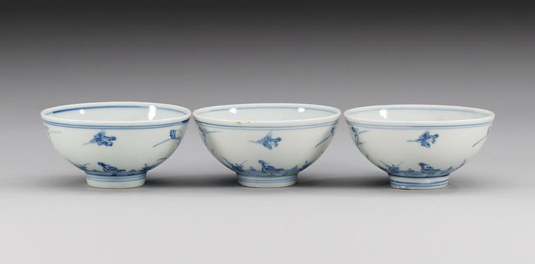 A pair of blue and white cups, Qing dynasty (1644-1912) with Yongzheng´s six character mark.