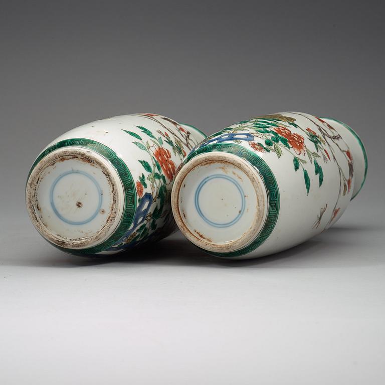 VASER, ett par, porslin. Qingdynastin, 1800-tal.