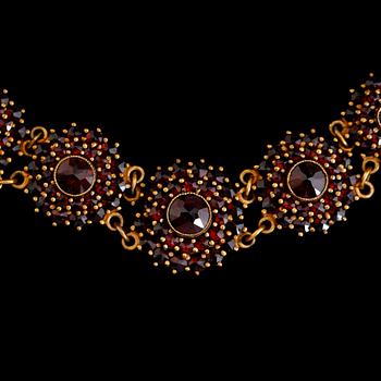 COLLIER OCH ARMBAND, förgylld metall och granater, 1900-talets andra hälft.