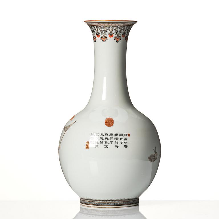 A finely painted Chinese vase, 20th Century. Seal mark to base.