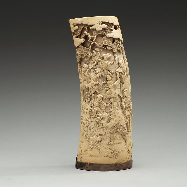 A scultptured Japanese ivory vase, Meiji period (1868-1912).