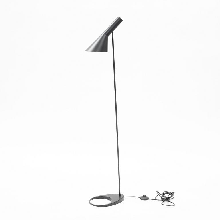 Arne Jacobsen, golvlampa, "AJ", Louis Poulsen, Danmark.