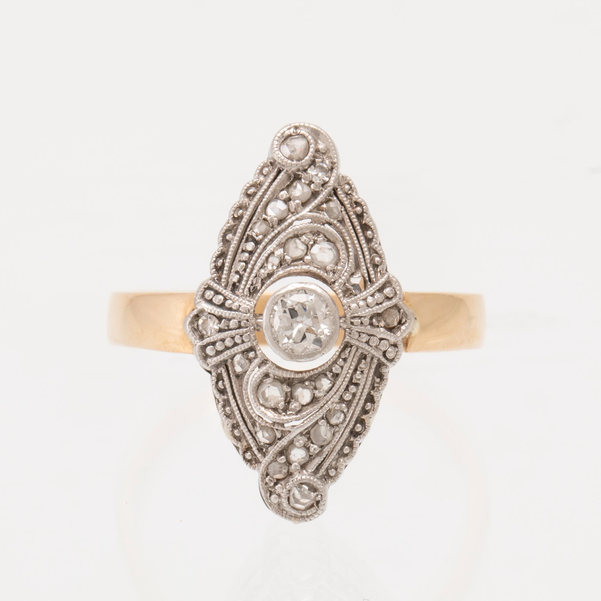 An Art Deco ring in 18K white and red gold set with rose-cut and old-cut diamonds.