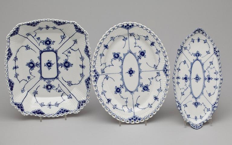 MAT- samt KAFFESERVIS, 151 delar, porslin, "Musselmalet", Royal Copenhagen, 1900-tal.