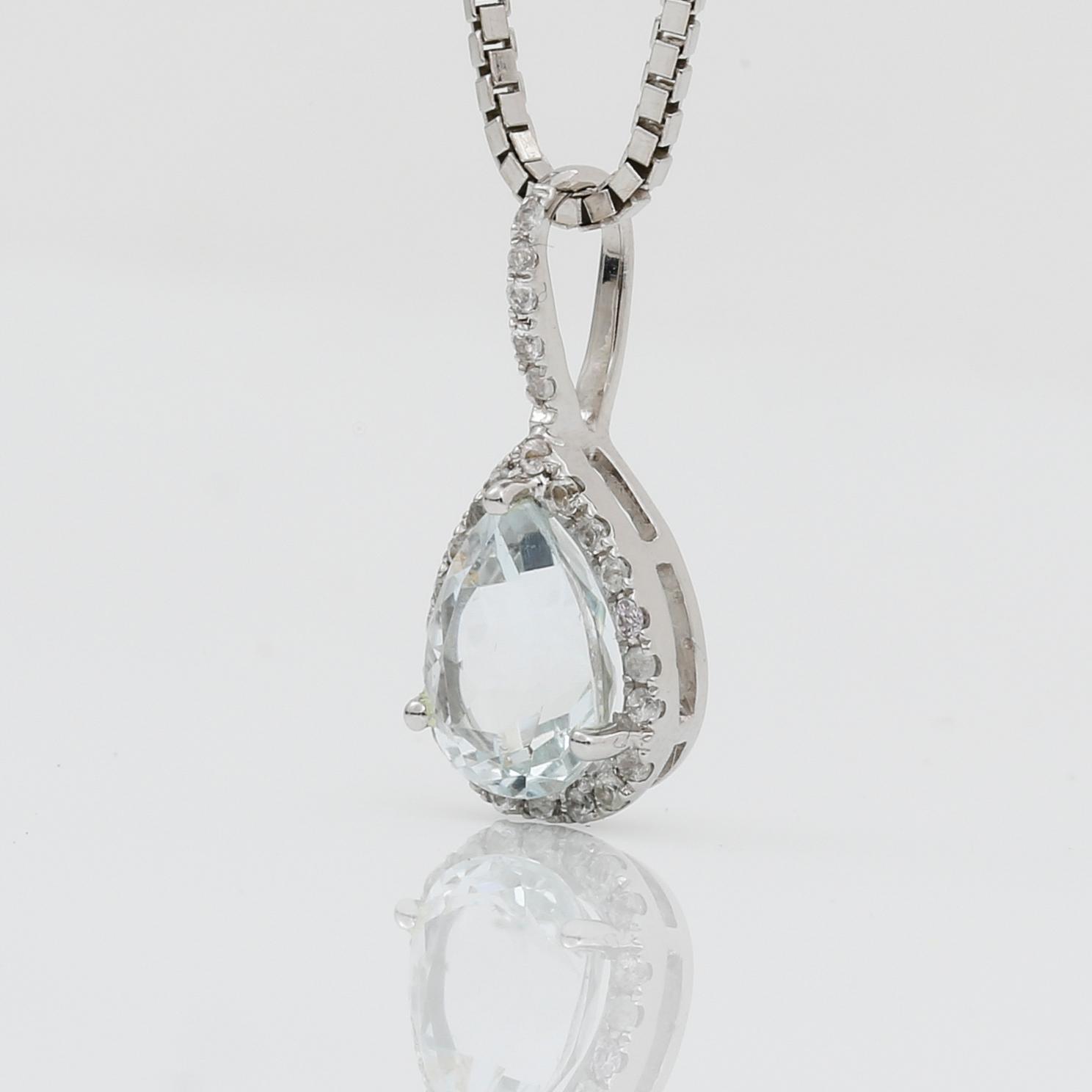 HALSSMYCKE, 18K vitguld med droppformad akvamarin  1,25 ct. Vikt 5,66 g.
