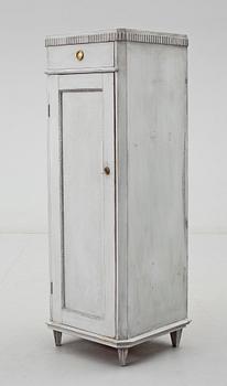 KOLONNSKÅP, sengustaviansk stil, 1800/1900-tal.