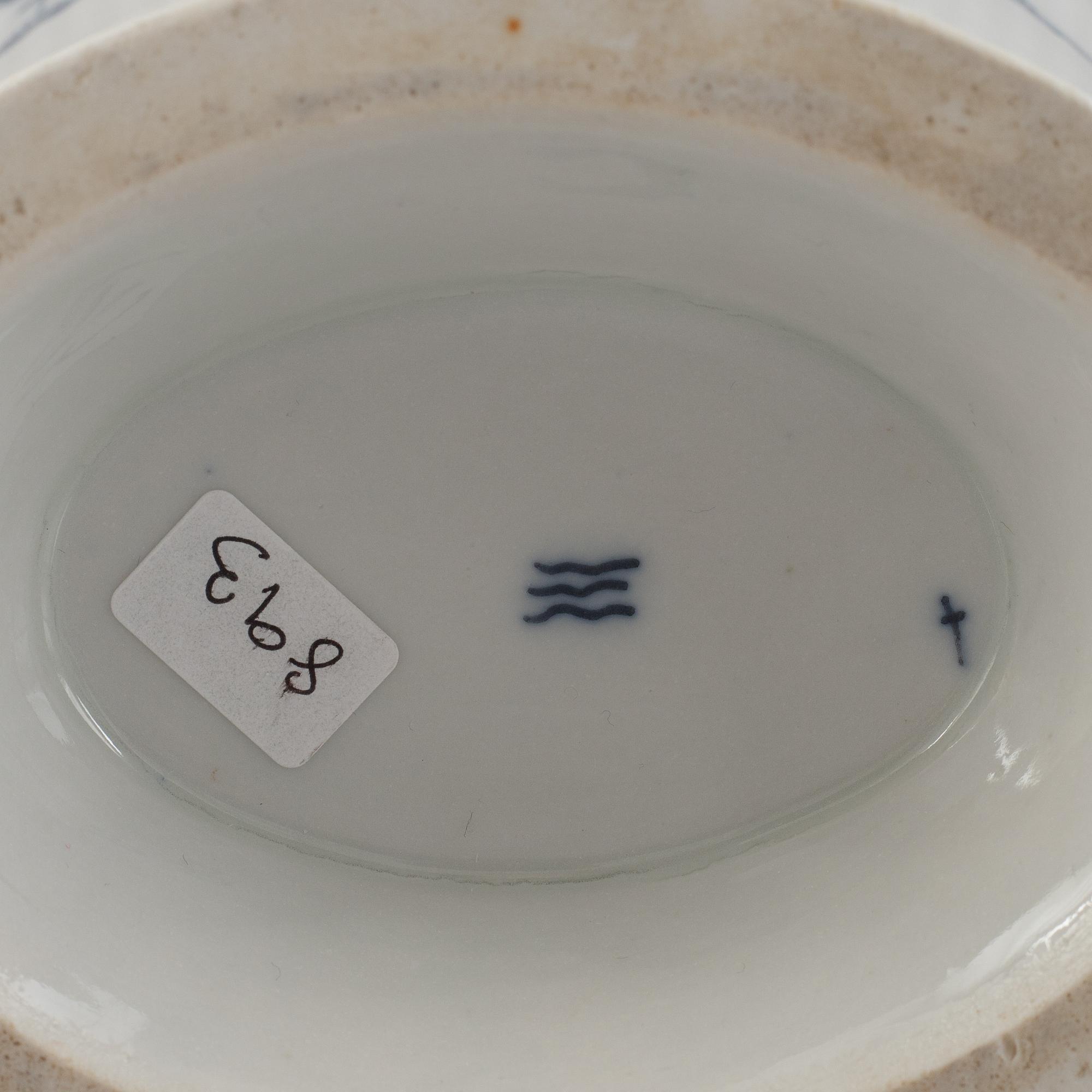 A 'Blue Fluted Plain' / 'Musselmalet rifflet' coffee pot, Royal Copenhagen, around 1800.