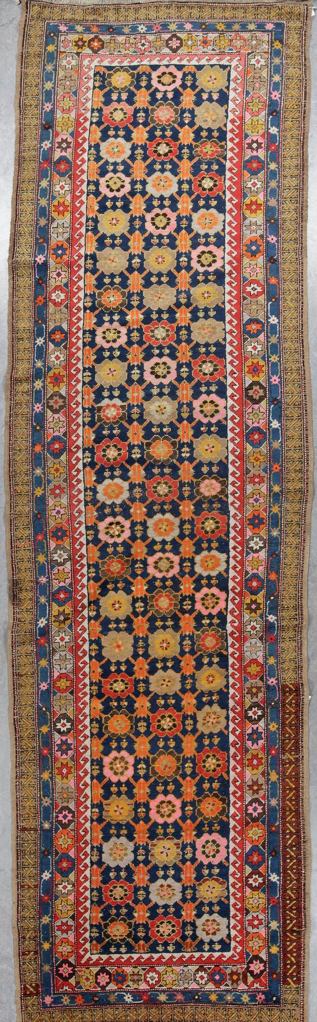 GALLERIMATTA, semiantik Karabagh sannolikt. Ca 438 (samt kortsidans slätvävda partier) x 125 cm.