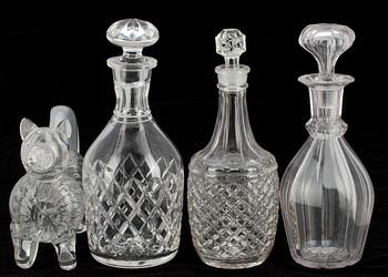 KARAFFER, 3 st, och BRÄNNVINSHUND, glas, 1900-talets första hälft.