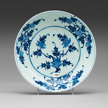 341. A blue and white dish, Qing dynasty, 18th Century.