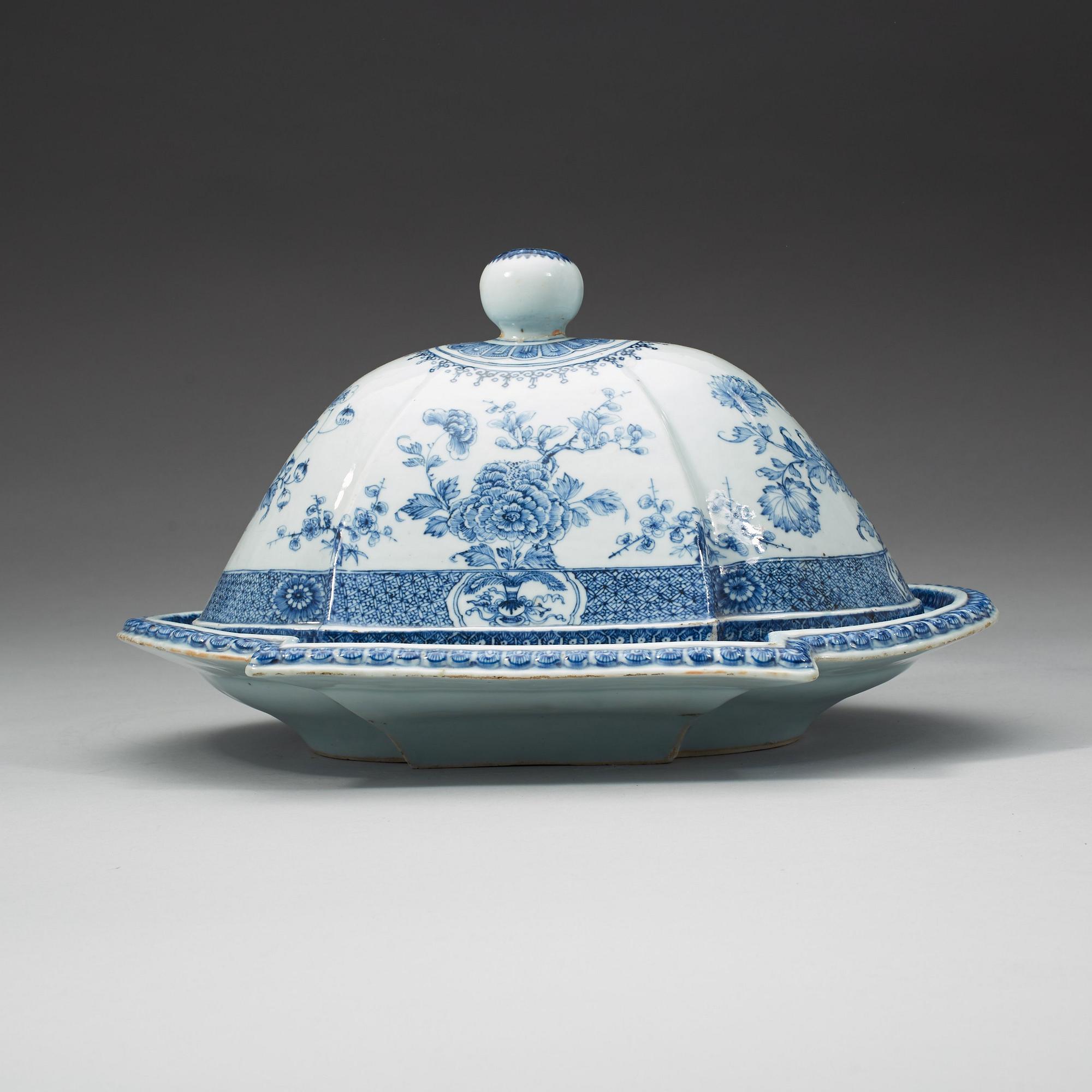 A blue and white dish with cover, Qing dynasty, Yongzheng (1723-35).