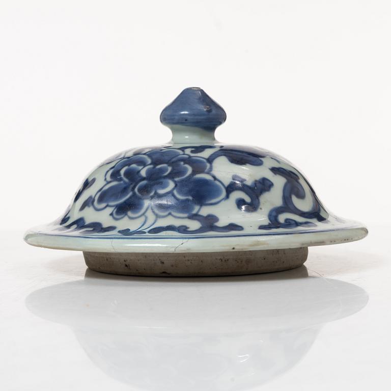 A Chinese blue and white porcelain jar with cover, Qing dynasty, Kangxi (1662-1722).