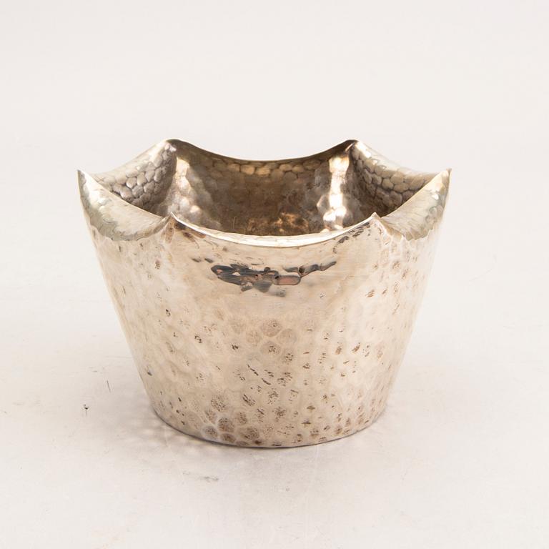 A 20th century bowl of silver, Mark of Adam Bentzen Graeser, Copenhagen 1901, weight 275g.