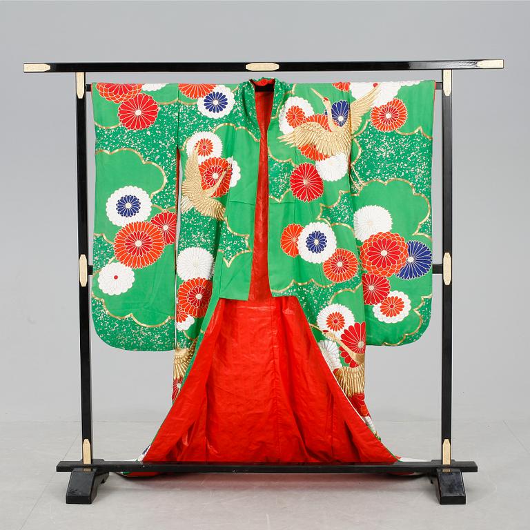 BRÖLLOPSKIMONO, med ställ, modern tillverkning.