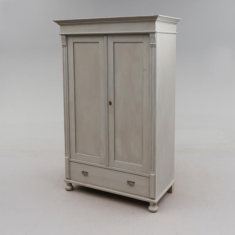 KLÄDSKÅP, omkring år 1900.