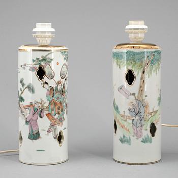 PERUKVASER, 2 st, porslin, Kina, 1900-talets första hälft.