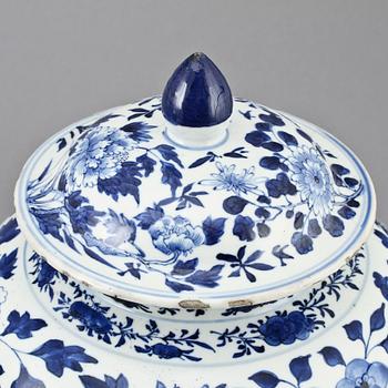 LOCKURNOR, ett par, porslin, Kina, Kangxi-stil, sent 1800-tal.