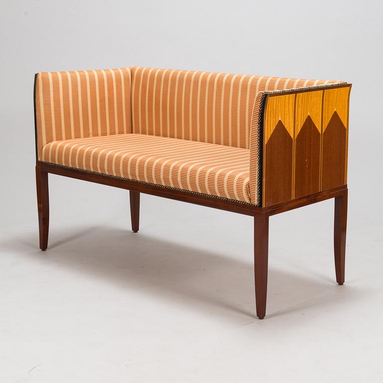 Eliel Saarinen, sohva, "Saarinen house Settee", Adelta 1900-luvun loppu.