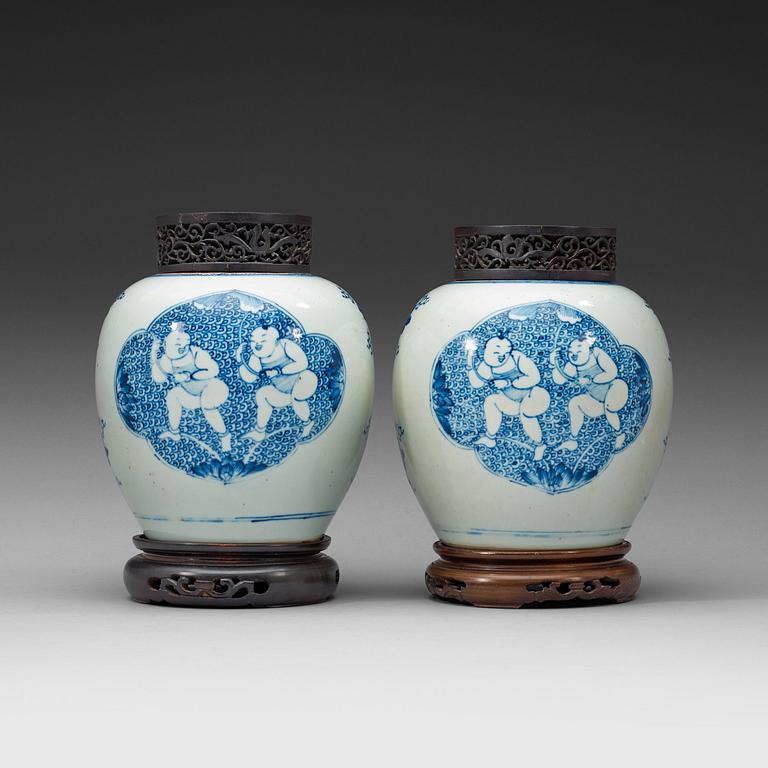 A pair of blue and white jars, Qing dynasty 19th century.