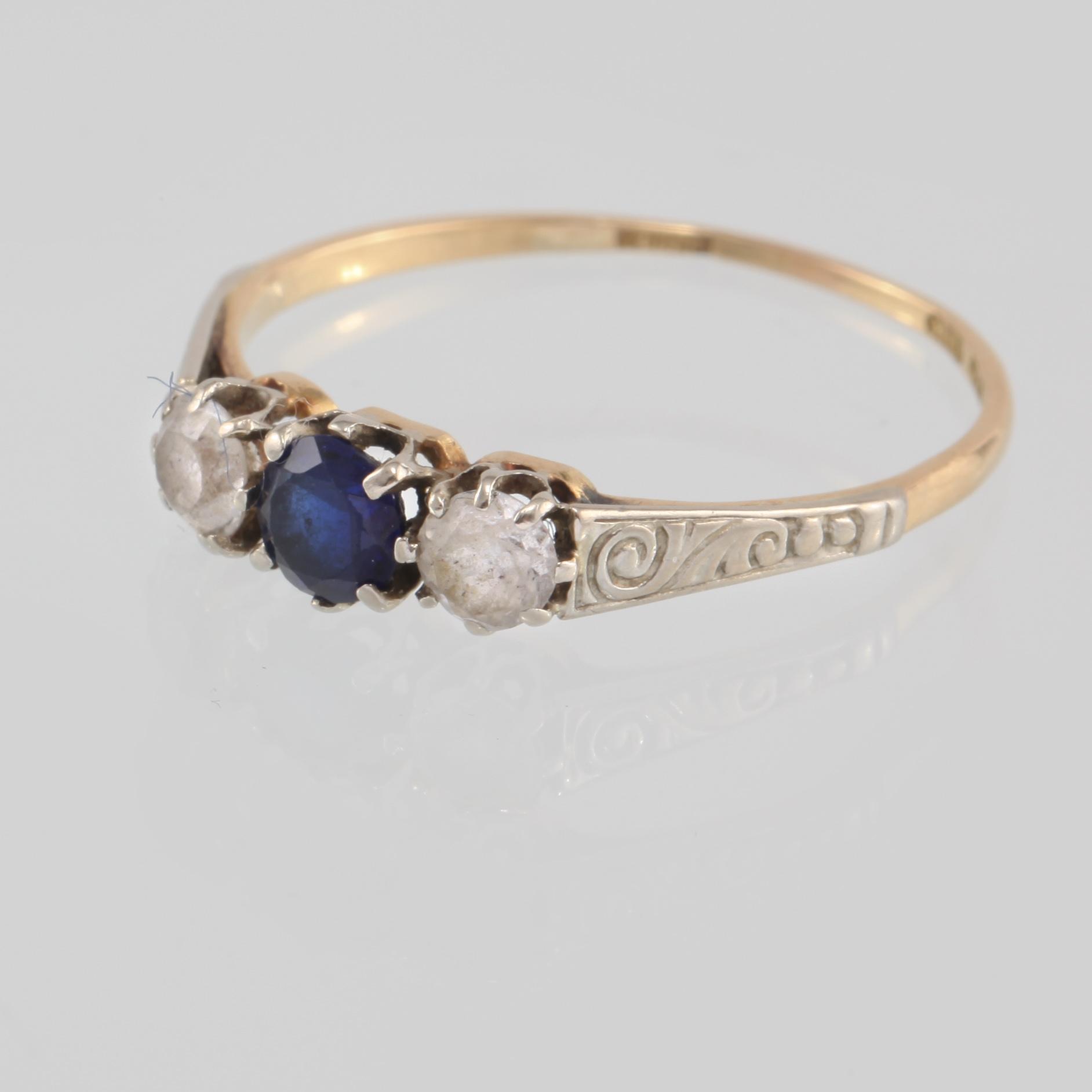 RING, 18K guld med syntetisk blå safir samt fasettslipad bergkristall, importstämplad. Vikt 1,8 gram.