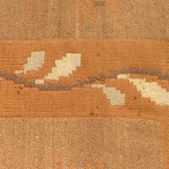 A 1920s Finnish flat weave carpet probably for Kotiteollisuus Oy Orkamo. Circa 340x245 cm.