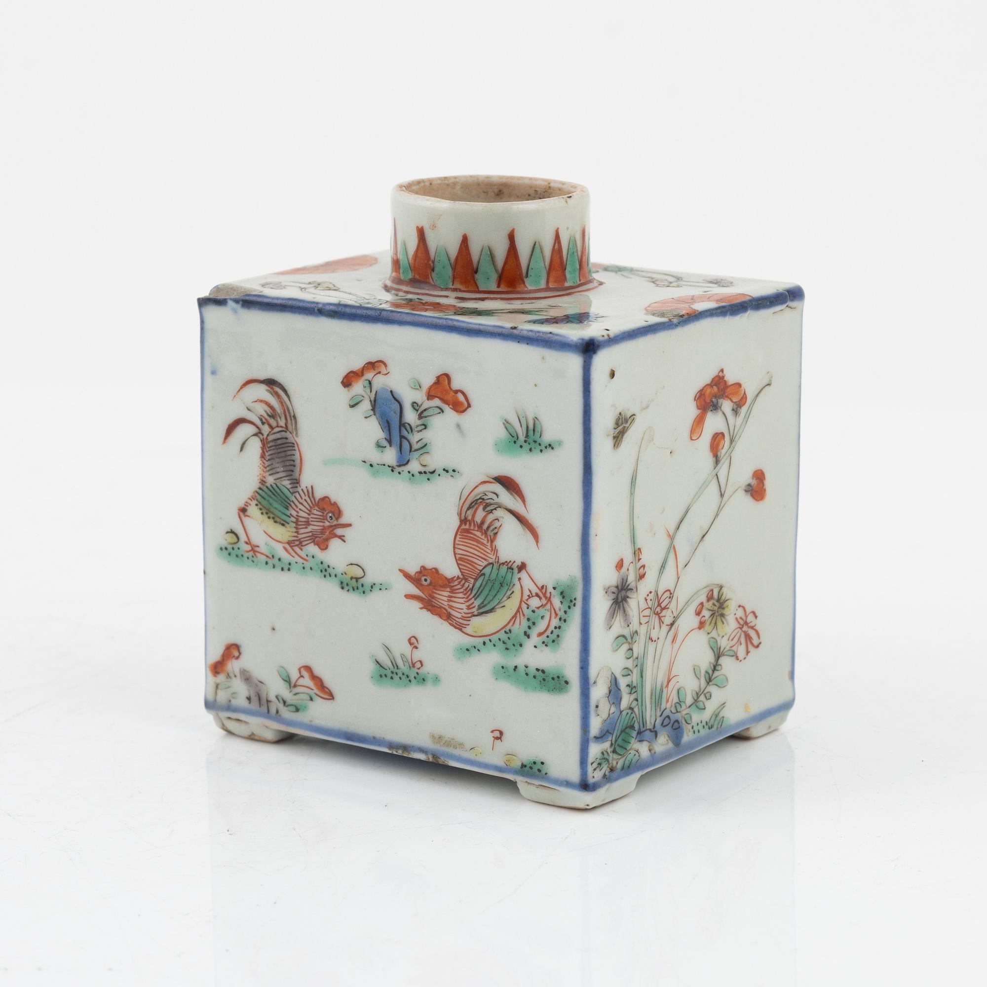 A famille verte porcelain tea caddy, Qing dynasty, Kangxi (1662-1722).
