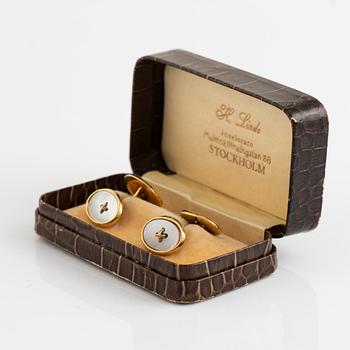 18K gold and mother of pearl cufflinks.