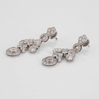Ett par örhängen 18K vitguld med gammal- och runda briljantslipade diamanter.