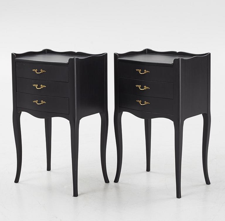 A pair of painted Rococo style bedside tables, second half of the 20th Century.
