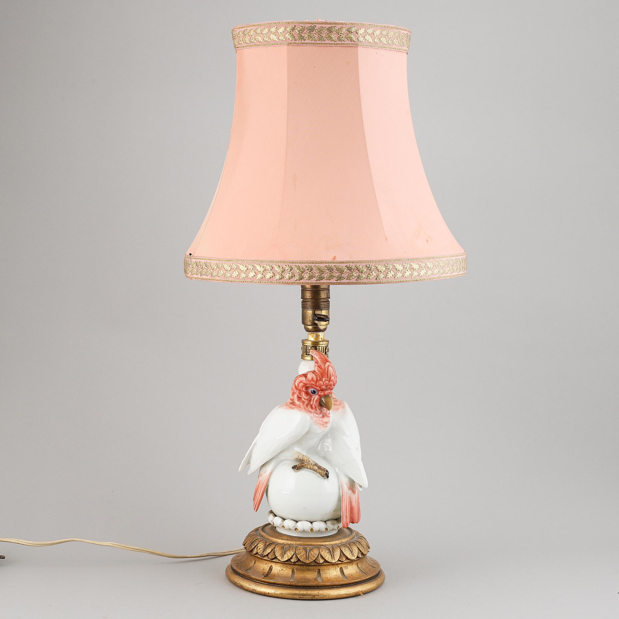 A German porcelain and wooden table lamp, 1930/40s.