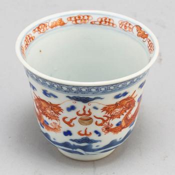 A Chinese iron-red and blue and white cup, early 20th century.