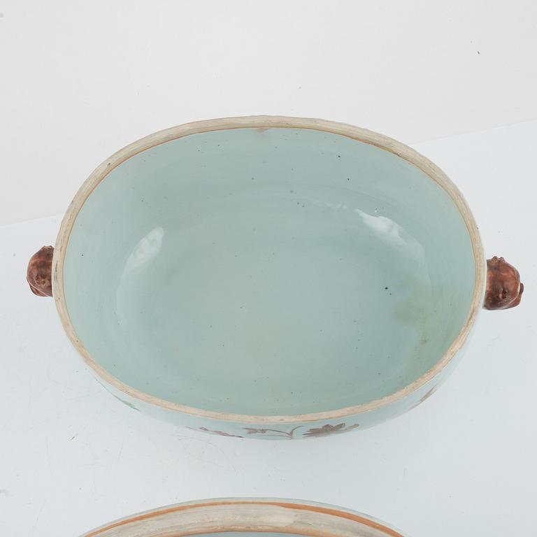 A Chinese Export famille rose tureen with cover, Qing dynasty (1736-95).