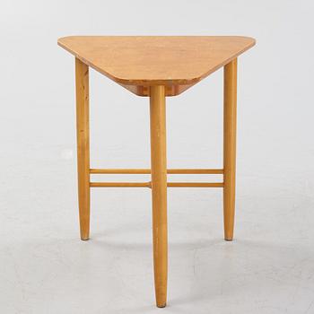 Kerstin Hörlin-Holmqvist, stolar ett par samt litet bord. "Triva-serien" NK. 1900-talets mitt.